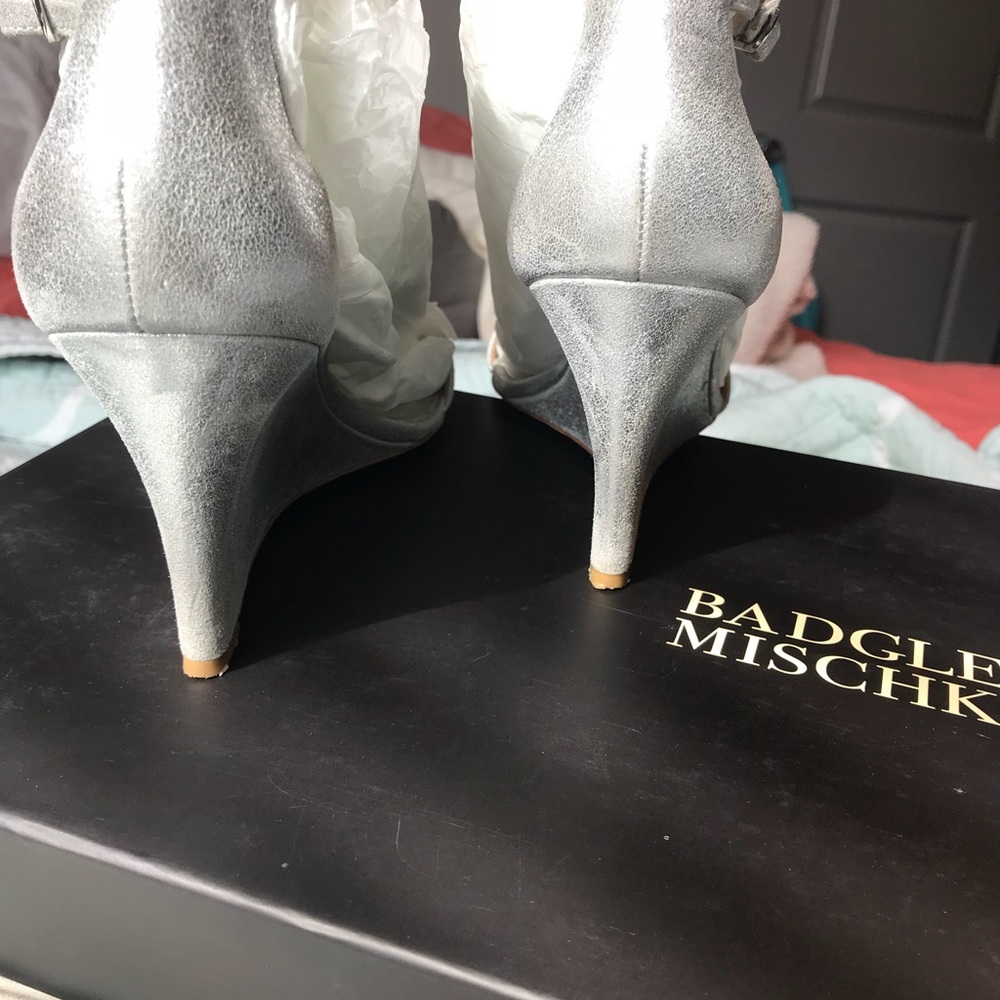 Badgley Mischka Silver Wedges 7.5 - Picture 3 of 7